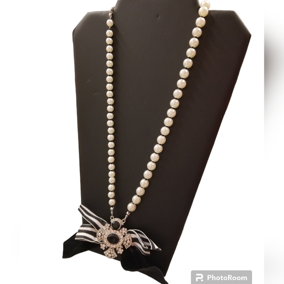 WHITE HOUSE BLACK MARKET RHINESTONE  RIBBON BROOCH PENDANT & FAUX PEARL NECKLACE - Picture 2 of 6